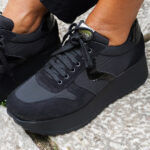 Sneakers negras Painos Blackynoir con plataforma de 5 cm, tejido técnico, serraje y detalles en charol